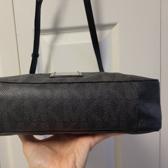 Michael Kors monogram messenger crossbody. EUC - Picture 7 of 16
